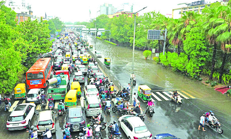 बारिश से बर्बादी का असर: एलजी ने रद्द की सरकारी अधिकारियों की छुटि्टयां