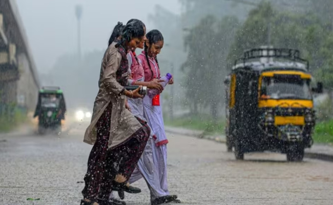 दिल्ली पहुंचा मानसून, गर्मी से मिली लोगों को राहत