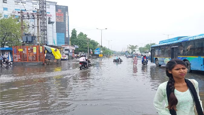 दिल्ली में रिकॉर्ड तोड़ बारिश, कारें डूबीं, सड़कों पर बाढ़ जैसे हालात