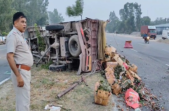 पिकअप का टायर बदल रहे ड्राइवर-क्लीनर को ट्राले ने कुचला मौत