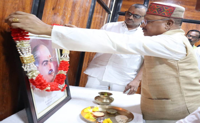 डॉ. श्यामाप्रसाद मुखर्जी की जयंती पर मुख्यमंत्री श्री साय ने उनके चित्र पर माल्यार्पण कर किया नमन