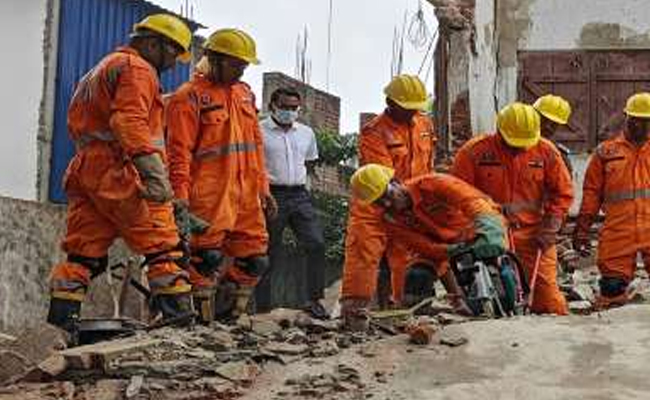 झारखंड: देवघर में दो मंजिला इमारत ढहने से 3 लोगों की मौत