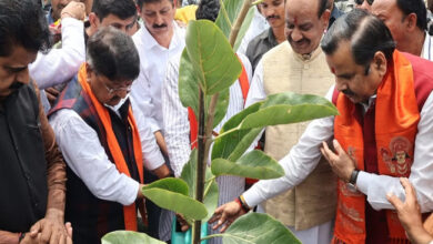 लोकसभा स्पीकर ओम बिरला ने बीएसएफ वाटिका में लगाया पौधा, बोले- इंदौर में हरियाली की पहल एक मिसाल बनेगी