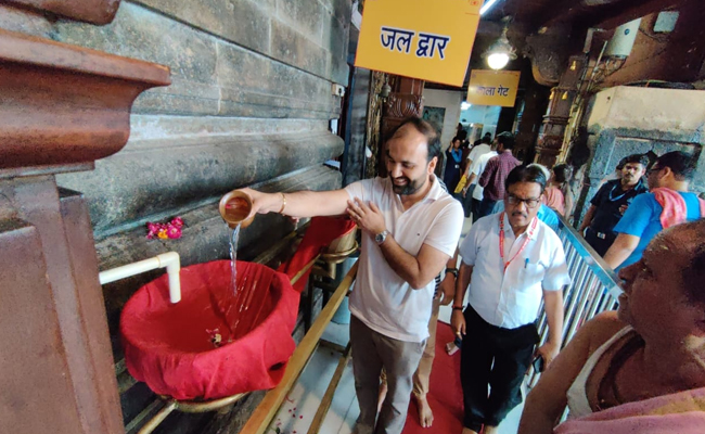 श्री महाकालेश्वर मंदिर में भक्त श्री महाकालेश्वर भगवान को जल अर्पित कर सकेंगे