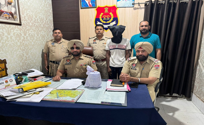 नशा तस्करों के खिलाफ होशियारपुर पुलिस की बड़ी कार्रवाही, अफीम सहित यूपी का तस्कर गिरफ्तार