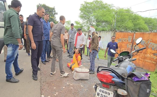 उपमुख्यमंत्री श्री विजय शर्मा ने घायल व्यक्ति को तत्काल अस्पताल पहुंचाया