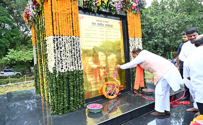 मुख्यमंत्री श्री विष्णु देव साय ने राष्ट्रीय वन शहीद दिवस के अवसर पर वन शहीदों को दी श्रद्धांजलि