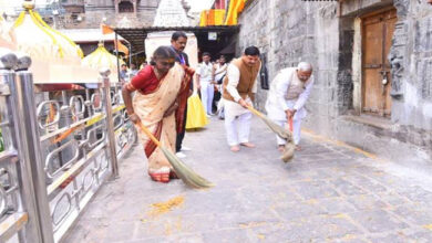 राष्ट्रपति श्रीमती मुर्मु ने श्रीमहाकाल परिसर में स्वच्छता के लिये किया श्रमदान