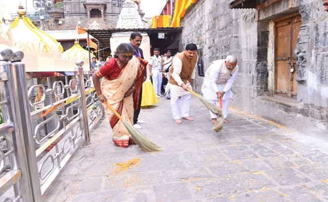 राष्ट्रपति श्रीमती मुर्मु ने श्रीमहाकाल परिसर में स्वच्छता के लिये किया श्रमदान