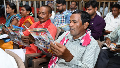 मुख्यमंत्री श्री विष्णु देव साय के जनदर्शन में मुख्यमंत्री से मिलने आए लोगों ने जनसंपर्क विभाग की मासिक पत्रिका जनमन और रोजगार नियोजन की सराहना की