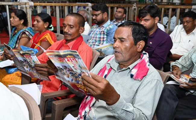 मुख्यमंत्री श्री विष्णु देव साय के जनदर्शन में मुख्यमंत्री से मिलने आए लोगों ने जनसंपर्क विभाग की मासिक पत्रिका जनमन और रोजगार नियोजन की सराहना की