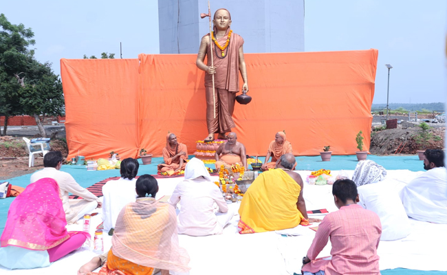 ओंकारेश्वर में ‘एकात्मता मूर्ति’ की स्थापना की पहली वर्षगांठ, रूद्राभिषेक, हवन, गुरूपूजन और वेदपाठ के साथ मनाया उत्सव