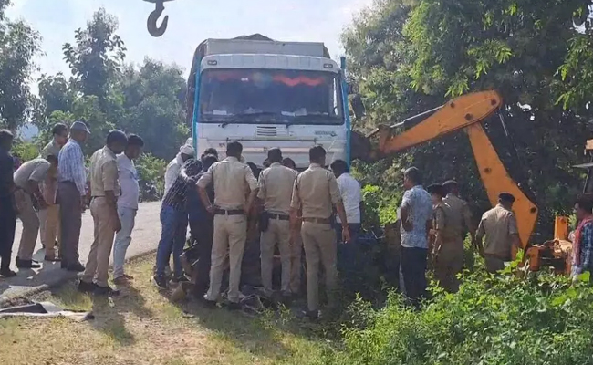 मध्य प्रदेश: दमोह में भीषण सड़क हादसा, ऑटो और ट्रक की टक्कर में 7 लोगों की मौत, 3 घायल