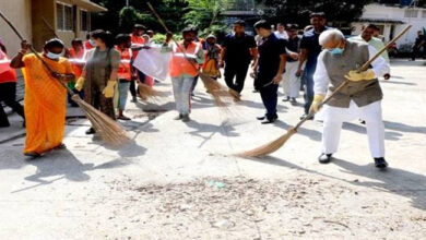 राज्यपाल श्री पटेल ने झाड़ू लगाकर दिया स्वच्छता का संदेश