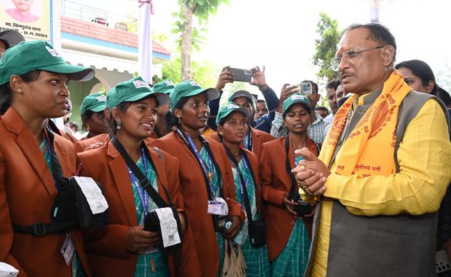 मुख्यमंत्री श्री विष्णु देव साय ने बिजली सखियों को वितरित किए बिजली किट