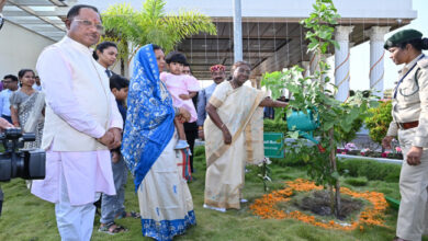 राष्ट्रपति श्रीमती द्रौपदी मुर्मु ने मुख्यमंत्री निवास में रोपा बेल का पौधा