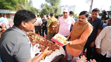 मुख्यमंत्री डॉ. यादव ने सुनील और लकी प्रजापति की दुकान से खरीदे दीपक