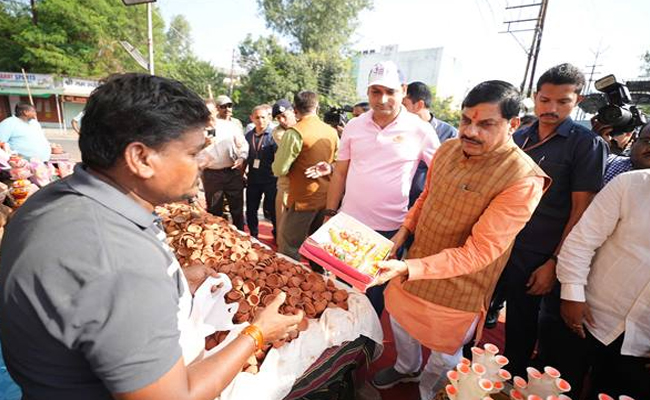 मुख्यमंत्री डॉ. यादव ने सुनील और लकी प्रजापति की दुकान से खरीदे दीपक