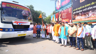 उपमुख्यमंत्री श्री विजय शर्मा ने डोंगरगढ़ मां बम्लेश्वरी के दर्शन के लिए जा रहे श्रद्धालुओं की बस को झंडी दिखाकर किया रवाना