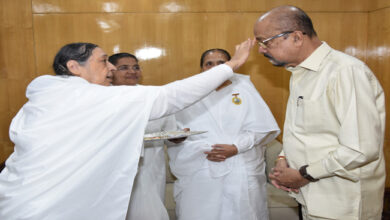 राज्यपाल श्री रमेन डेका को ब्रम्हकुमारी बहनों ने भाई दूज का टीका लगाया