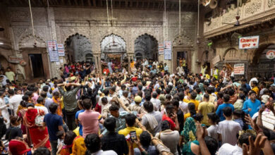 बांके बिहारी मंदिर में दर्शन करने का बदल गया समय, अब से भक्तों को इस समय तक होंगे दर्शन