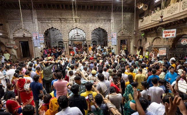 बांके बिहारी मंदिर में दर्शन करने का बदल गया समय, अब से भक्तों को इस समय तक होंगे दर्शन