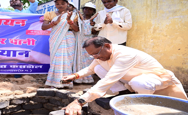 मुख्यमंत्री श्री साय ने राजमिस्त्री बनकर सोखता गड्ढे के लिए की ईंट जोड़ाई