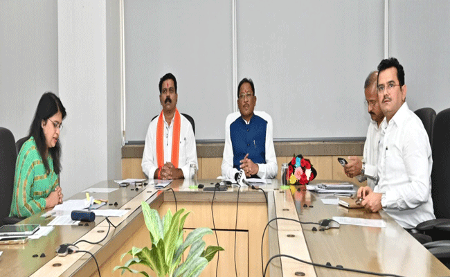 मुख्यमंत्री श्री विष्णु देव साय ने आत्मसमर्पित नक्सलियों और नक्सल हिंसा से पीड़ितों को जारी की प्रधानमंत्री आवास योजना की पहली किस्त