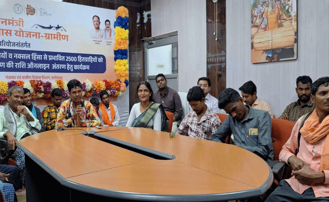 मुख्यमंत्री ने बस्तर जिले के पीएम आवास के दो हितग्राहियों से की चर्चा