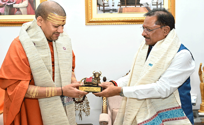 मुख्यमंत्री श्री विष्णु देव साय से निरंजन पीठाधीश्वर महामंडलेश्वर डॉ. स्वामी कैलाशनंद गिरी जी महाराज ने की सौजन्य भेंट मुख्यमंत्री श्री विष्णु देव साय से निरंजन पीठाधीश्वर महामंडलेश्वर डॉ. स्वामी कैलाशनंद गिरी जी महाराज ने की सौजन्य भेंट