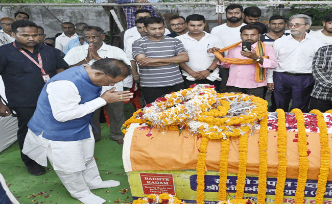 मुख्यमंत्री श्री विष्णु देव साय ने शहीद एएसपी श्री आकाश राव गिरपुंजे के निवास पहुंचकर दी श्रद्धांजलि मुख्यमंत्री श्री विष्णु देव साय ने शहीद एएसपी श्री आकाश राव गिरपुंजे के निवास पहुंचकर दी श्रद्धांजलि