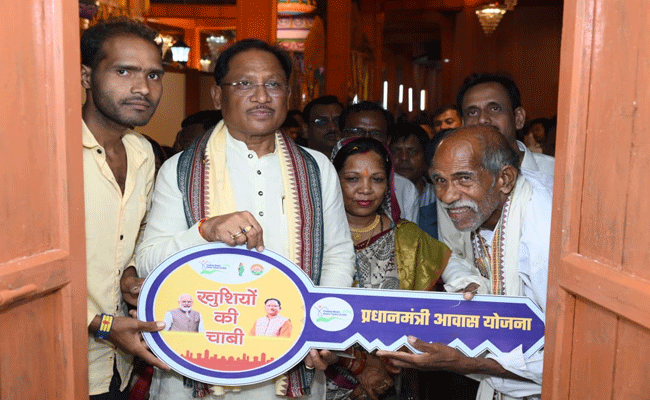 संतु चक्रेस को मिला सपनों का आशियाना, मुख्यमंत्री से पक्के मकान की चाबी पाकर भावुक हुए बुजुर्ग संतु चक्रेस को मिला सपनों का आशियाना, मुख्यमंत्री से पक्के मकान की चाबी पाकर भावुक हुए बुजुर्ग