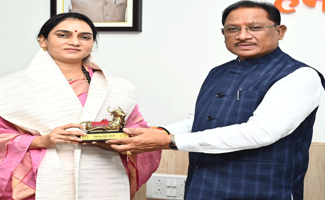 मुख्यमंत्री श्री विष्णु देव साय ने वॉटर वुमन शिप्रा पाठक का किया सम्मान मुख्यमंत्री श्री विष्णु देव साय ने वॉटर वुमन शिप्रा पाठक का किया सम्मान