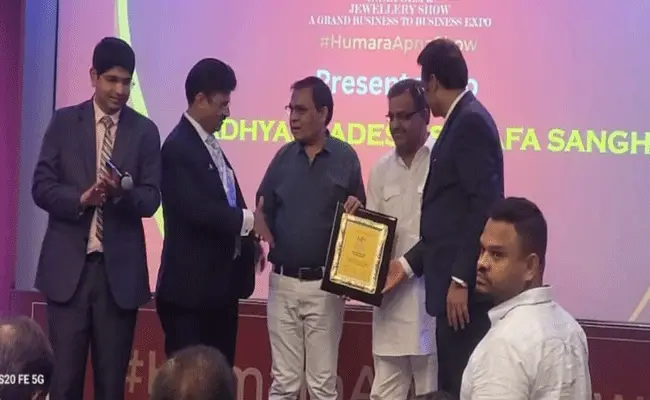 प्रदेश सराफा एसोसिएशन के अध्यक्ष राजा सराफ एवं महासचिव देवीलाल सोनी को सम्मानित किया गया