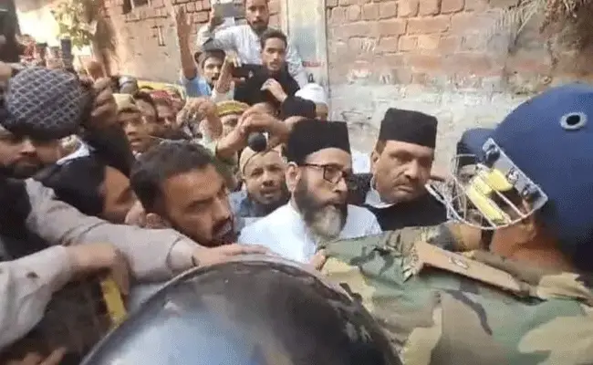 बरेली हिंसा मामले में पुलिस का एक्शन, मौलाना तौकीर रजा समेत कई गिरफ्तार बरेली हिंसा मामले में पुलिस का एक्शन, मौलाना तौकीर रजा समेत कई गिरफ्तार