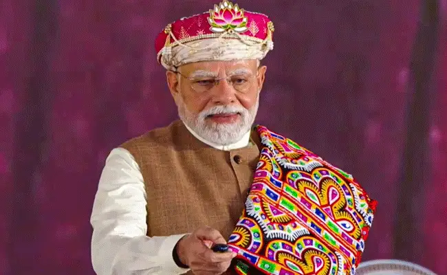 धार में बोले पीएम मोदी- हर दुकान पर स्वदेशी का बोर्ड लगाएं, जो भी खरीदें देश में बना हो
