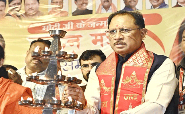 मुख्यमंत्री श्री साय खारुन मईया समरसता भव्य महाआरती में हुए शामिल : महाआरती में मंत्रोच्चार से गूंजा खारुन नदी का महादेव घाट मुख्यमंत्री श्री साय खारुन मईया समरसता भव्य महाआरती में हुए शामिल : महाआरती में मंत्रोच्चार से गूंजा खारुन नदी का महादेव घाट