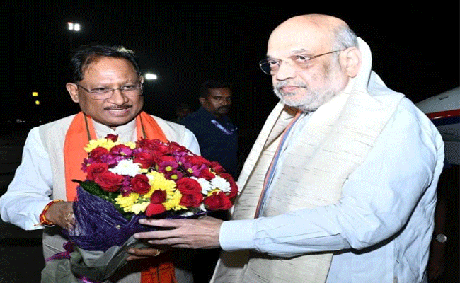 केंद्रीय गृह मंत्री श्री अमित शाह का मुख्यमंत्री श्री विष्णुदेव साय ने स्वामी विवेकानंद विमानतल पर किया आत्मीय स्वागत