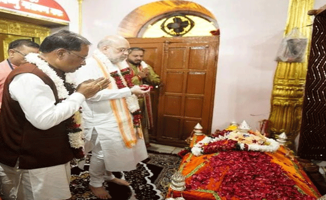 केंद्रीय गृह मंत्री श्री अमित शाह और मुख्यमंत्री श्री विष्णुदेव साय ने मां दंतेश्वरी की पूजा-अर्चना कर देश-प्रदेश की सुख-शांति, समृद्धि और खुशहाली का मांगा आशीर्वाद