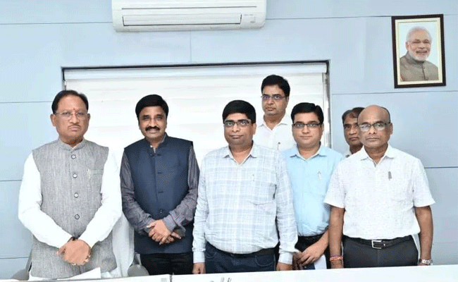 मुख्यमंत्री से मिला छत्तीसगढ़ कर्मचारी-अधिकारी फेडरेशन और जनसंपर्क अधिकारी संघ का संयुक्त प्रतिनिधिमंडल मुख्यमंत्री से मिला छत्तीसगढ़ कर्मचारी-अधिकारी फेडरेशन और जनसंपर्क अधिकारी संघ का संयुक्त प्रतिनिधिमंडल