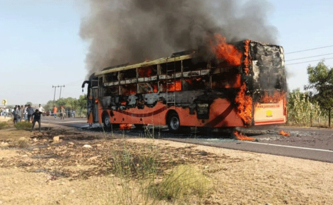 राजस्थान में चलती बस में लगी भीषण आग, 15 लोगों के जिंदा जलने की आशंका राजस्थान में चलती बस में लगी भीषण आग, 15 लोगों के जिंदा जलने की आशंका