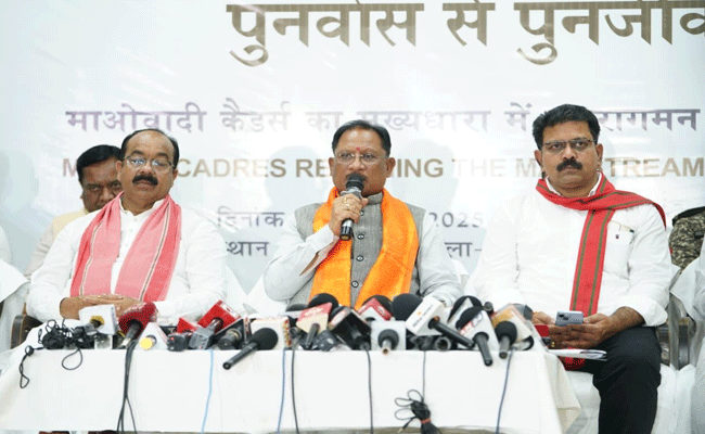 बस्तर में नक्सल उन्मूलन की दिशा में ऐतिहासिक दिन, बंदूक छोड़ संविधान अपनाने वालों का स्वागत- मुख्यमंत्री श्री विष्णु देव साय