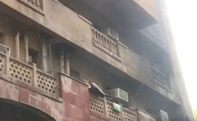 कावेरी अपार्टमेंट में लगी भीषण आग, धूं-धूंकर जले सांसदों के फ्लैट कावेरी अपार्टमेंट में लगी भीषण आग, धूं-धूंकर जले सांसदों के फ्लैट