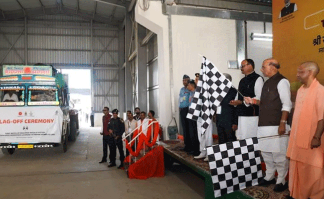 रक्षा मंत्री राजनाथ सिंह ने लखनऊ में बनी ब्रह्मोस मिसाइलों की पहली खेप को दिखाई हरी झंडी रक्षा मंत्री राजनाथ सिंह ने लखनऊ में बनी ब्रह्मोस मिसाइलों की पहली खेप को दिखाई हरी झंडी