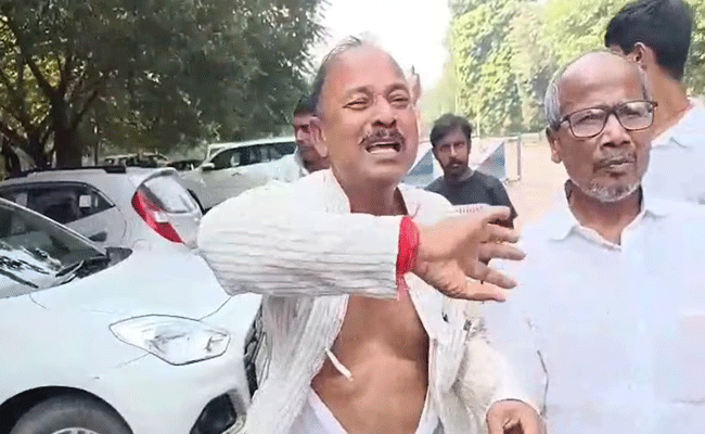 आरजेडी के पूर्व प्रत्याशी ने लालू यादव के घर के बाहर किया हंगामा, पैसे लेकर टिकट बांटने का लगाया आरोप आरजेडी के पूर्व प्रत्याशी ने लालू यादव के घर के बाहर किया हंगामा, पैसे लेकर टिकट बांटने का लगाया आरोप