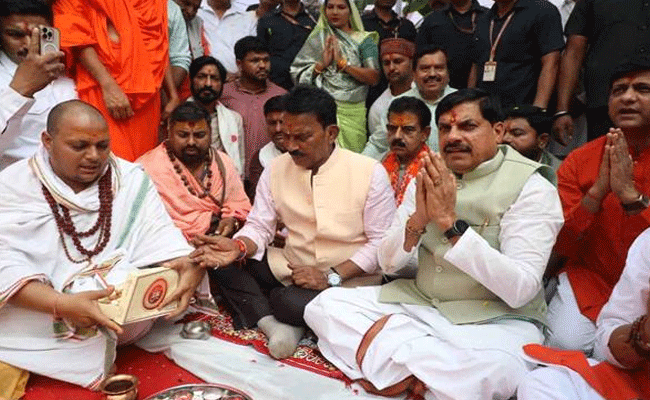 गौ-शालाओं को विकसित करेंगे गौ-मंदिर के रूप में : मुख्यमंत्री डॉ. यादव गौ-शालाओं को विकसित करेंगे गौ-मंदिर के रूप में : मुख्यमंत्री डॉ. यादव