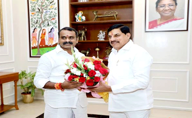 मुख्यमंत्री डॉ. यादव से केंद्रीय सूचना एवं प्रसारण राज्यमंत्री डॉ. मुरुगन ने की सौजन्य भेंट मुख्यमंत्री डॉ. यादव से केंद्रीय सूचना एवं प्रसारण राज्यमंत्री डॉ. मुरुगन ने की सौजन्य भेंट