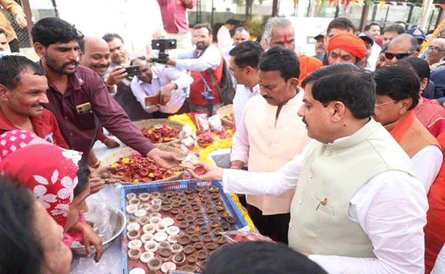 मुख्यमंत्री डॉ. यादव ने इंदौर में गाय के गोबर से निर्मित स्वदेशी दीयों के प्रकल्प की सराहना की मुख्यमंत्री डॉ. यादव ने इंदौर में गाय के गोबर से निर्मित स्वदेशी दीयों के प्रकल्प की सराहना की