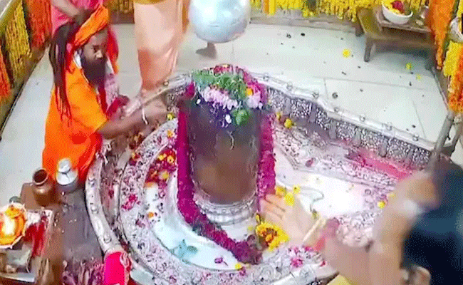 महाकाल मंदिर के गर्भगृह में भिड़े पुजारी और संत, दोनों पक्षों में हुई हाथापाई और गालीगलौच महाकाल मंदिर के गर्भगृह में भिड़े पुजारी और संत, दोनों पक्षों में हुई हाथापाई और गालीगलौच