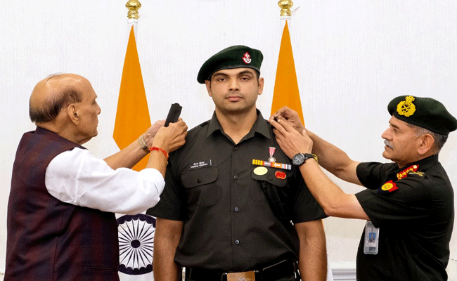 ओलंपिक गोल्ड मेडलिस्ट नीरज चोपड़ा बने लेफ्टिनेंट कर्नल, रक्षा मंत्री राजनाथ सिंह ने किया सम्मान ओलंपिक गोल्ड मेडलिस्ट नीरज चोपड़ा बने लेफ्टिनेंट कर्नल, रक्षा मंत्री राजनाथ सिंह ने किया सम्मान